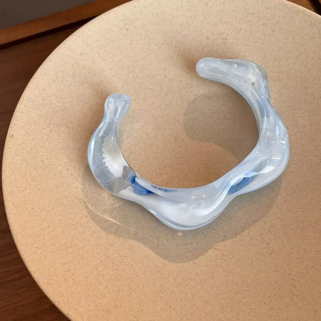 Bracelet en résine ondulée