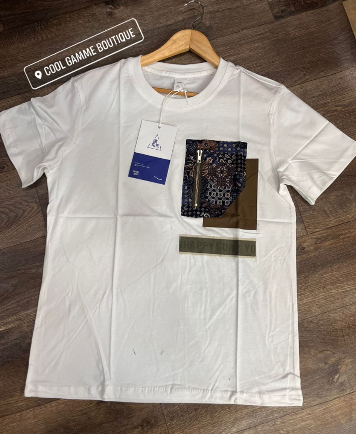 T-shirt homme blanc avec une poche multicolore zippée