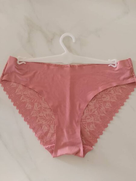 Culotte en dentelle féminine
