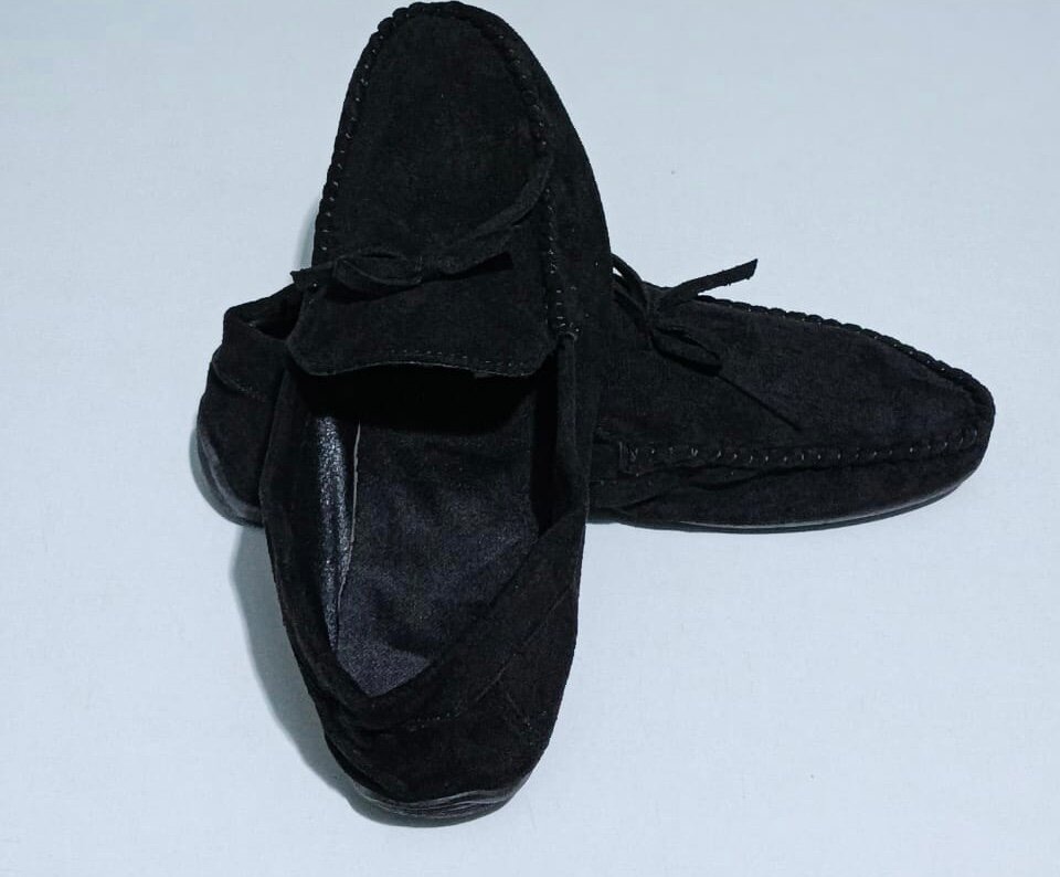 Mocassins noires en daim élégantes