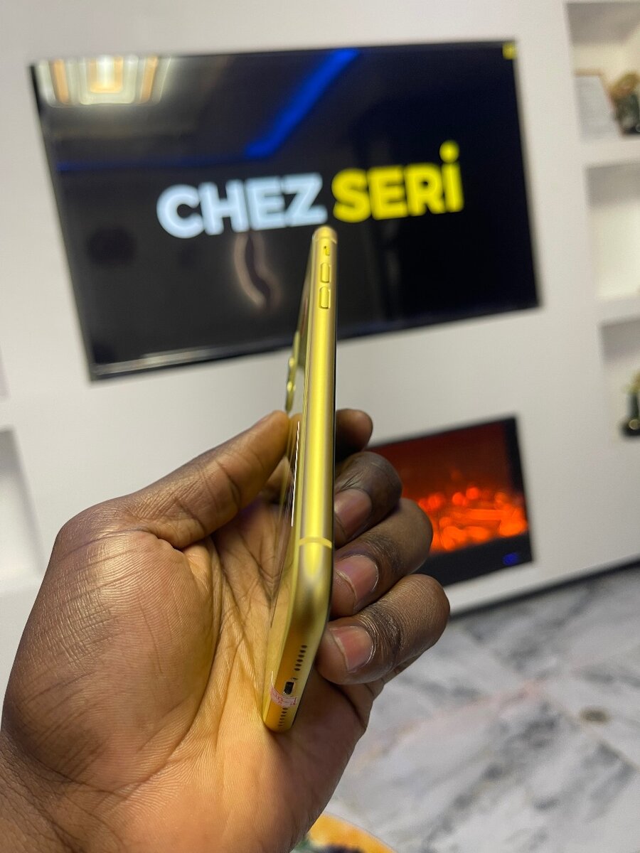 Yellow iPhone 11 - 64GB