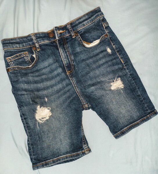 Shorts en jean déchiré design