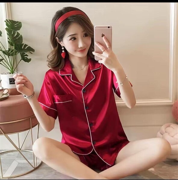 Pyjama en soie rouge élégant