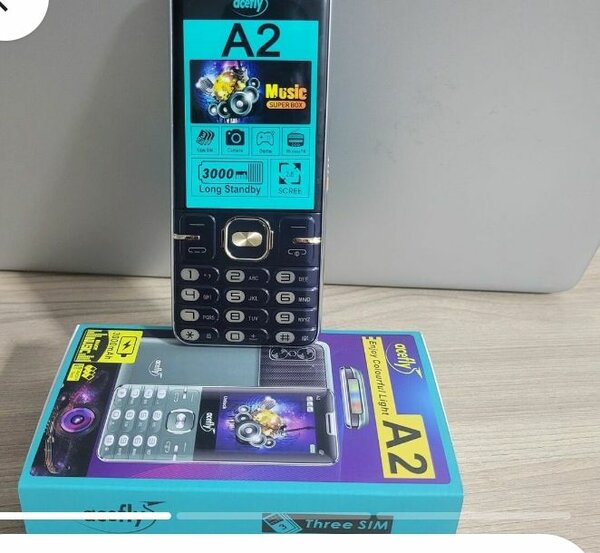 Téléphone portable 2,8 pouces ,3 puces 3000 mAh