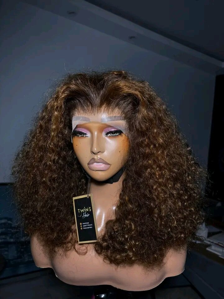 Perruque bouclée volumineuse