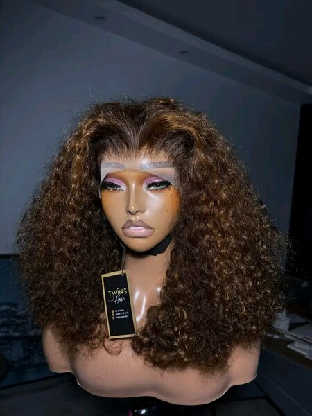 Perruque bouclée volumineuse