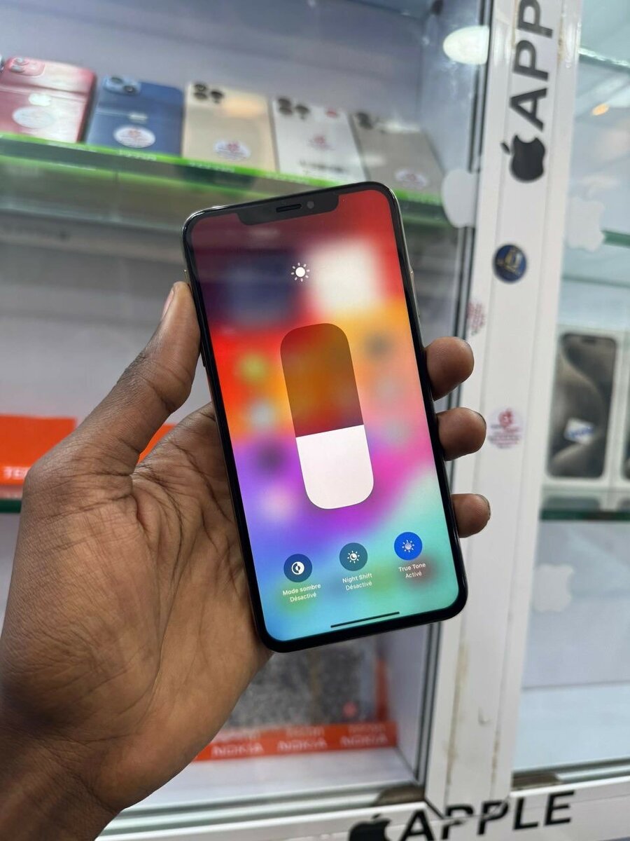 iPhone Xs Max 64go quasi neuf juste selfie ne passe pas.