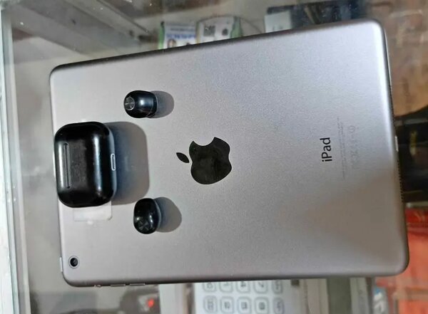 iPad Mini avec écouteurs sans fil