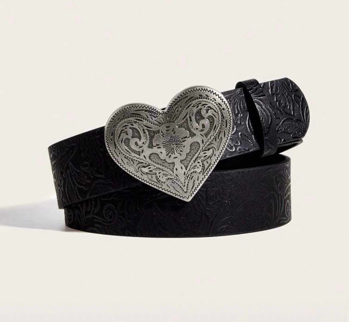 Ceinture noire avec boucle cœur