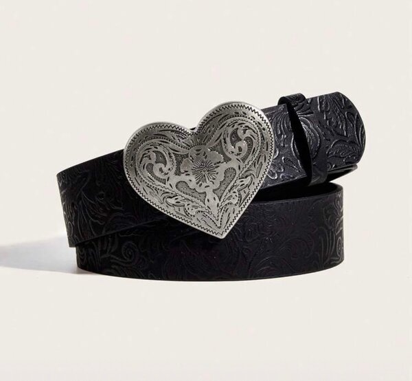 Ceinture noire avec boucle cœur