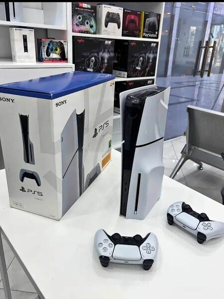 Console Sony PS5 avec manettes