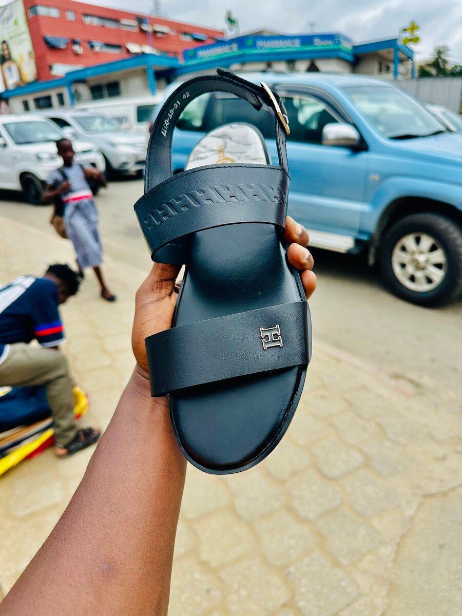 Sandales en cuir noir élégant