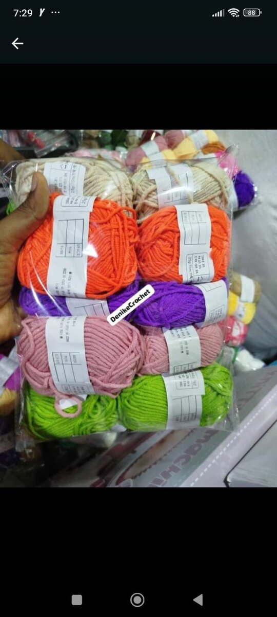 Lot de fils à tricoter colorés