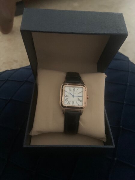 Montre élégante en cuir noir