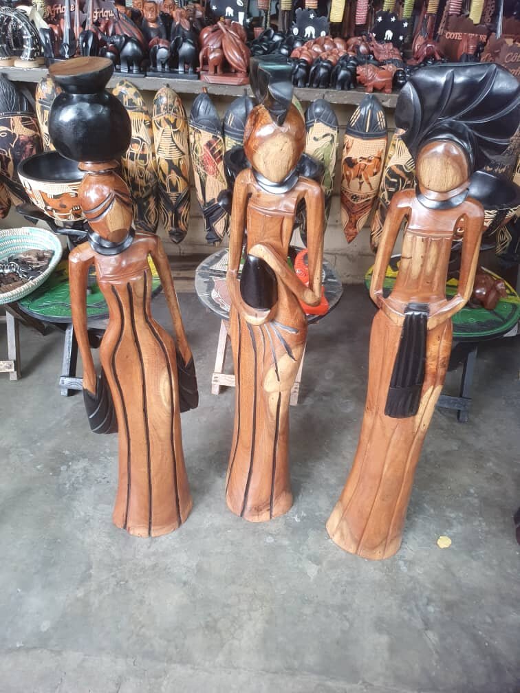 Statues en bois sculpté élégantes