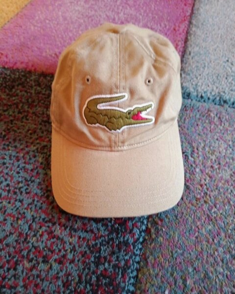Casquette beige Lacoste élégante