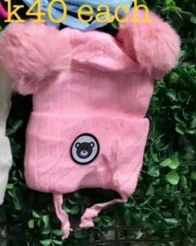 Hat with 2 pompoms and ties, pink