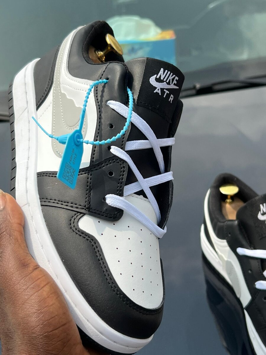 Baskets Nike ATR Noir et Blanc