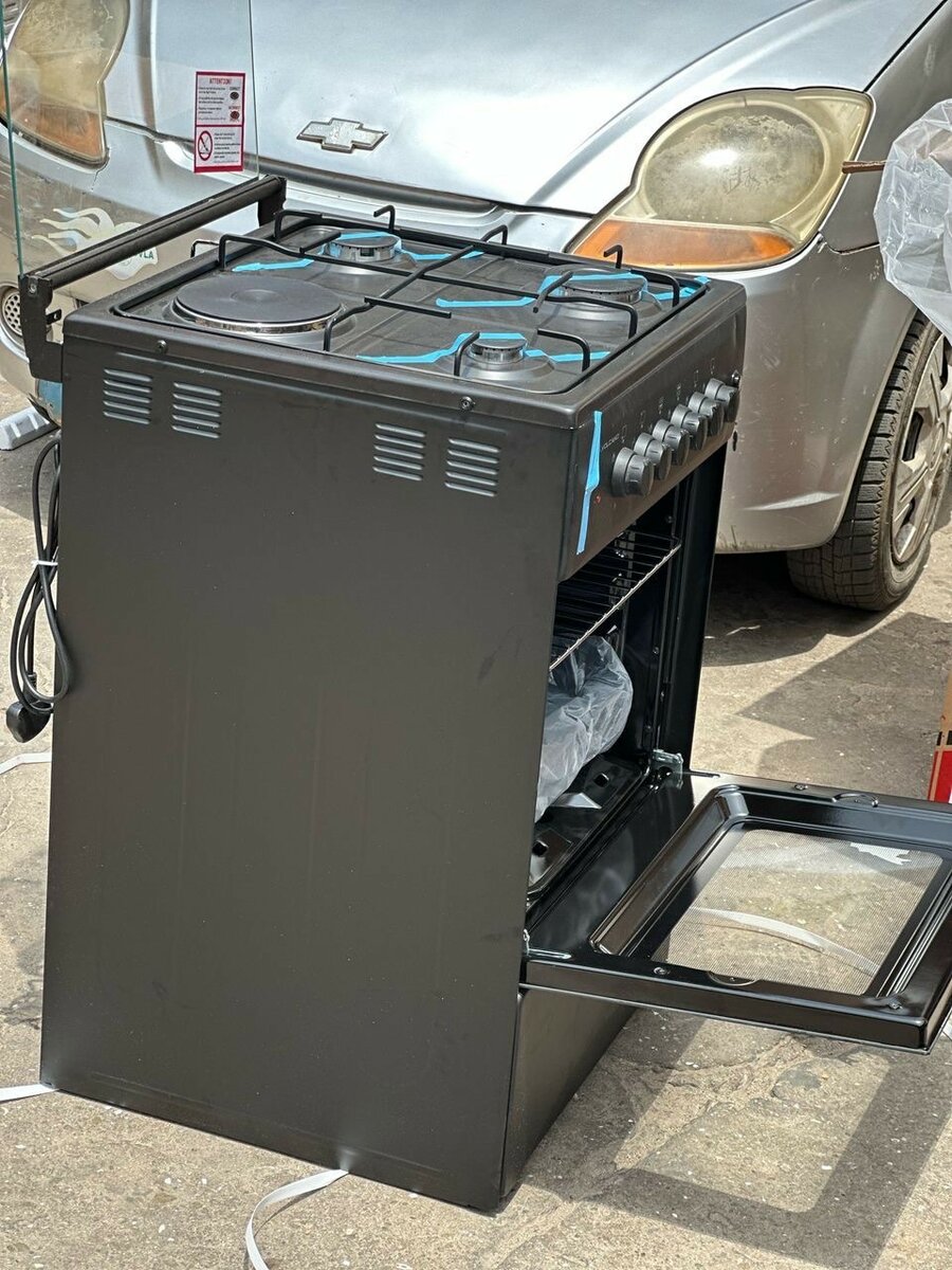 Volcano 2 electric and 2 gas burner stove with oven and gril