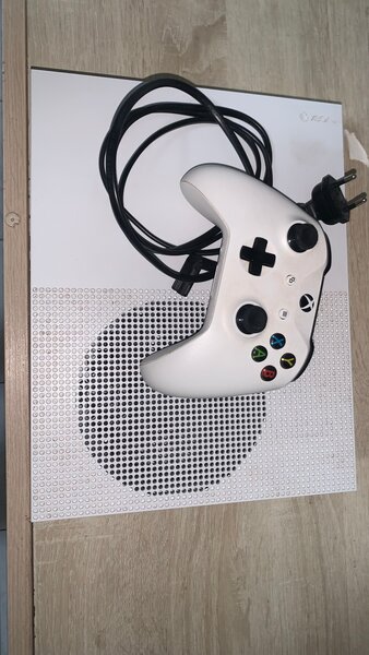 Xbox one s 1T +1manette +2jeux