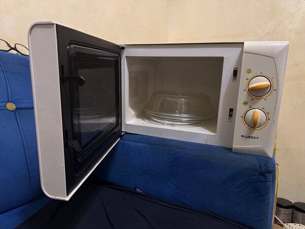 Micro-ondes compact blanc