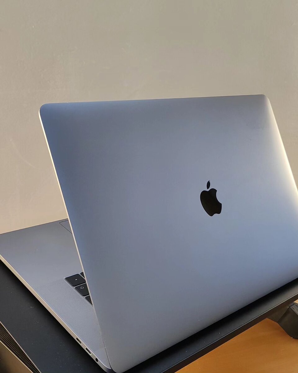 MacBook Pro 15 touch bar