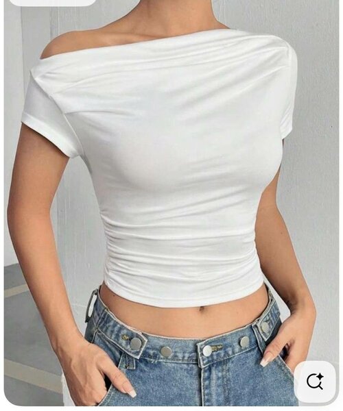 Haut blanc à épaules dénudées