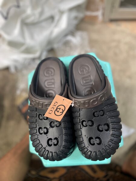 Mules Gucci en caoutchouc noir