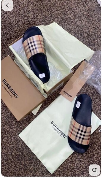 Claquettes à carreaux élégantes