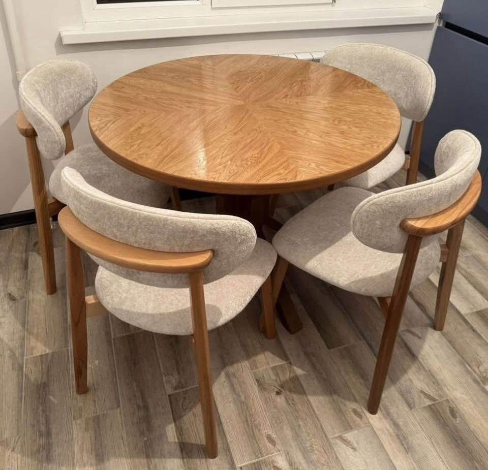 Table ronde en bois et chaises