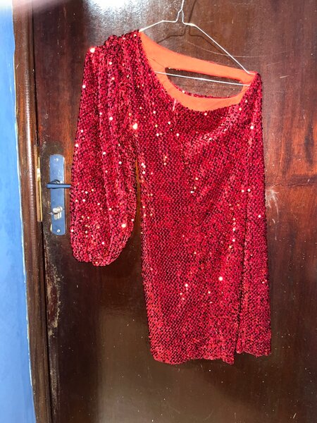 Robe rouge à paillettes
