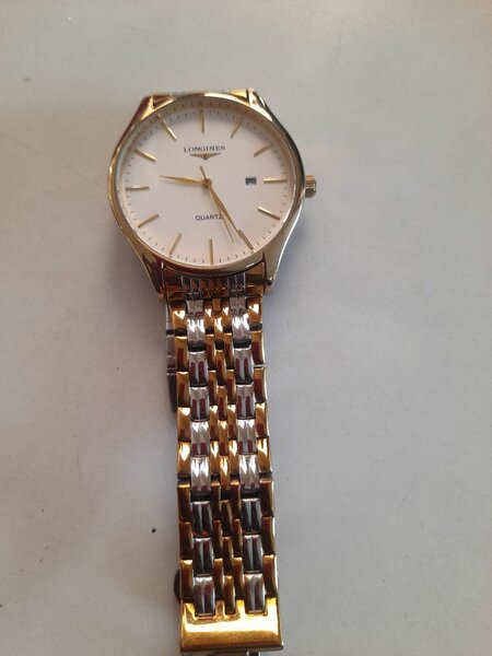 Montre quartz élégante dorée