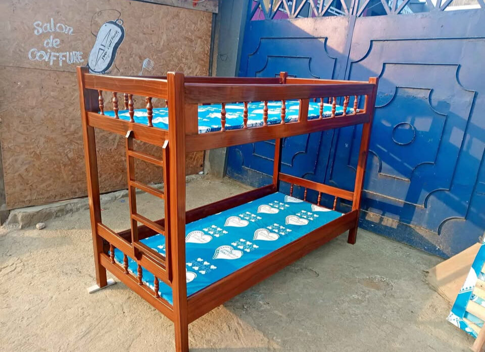 Lit superposé en bois élégant