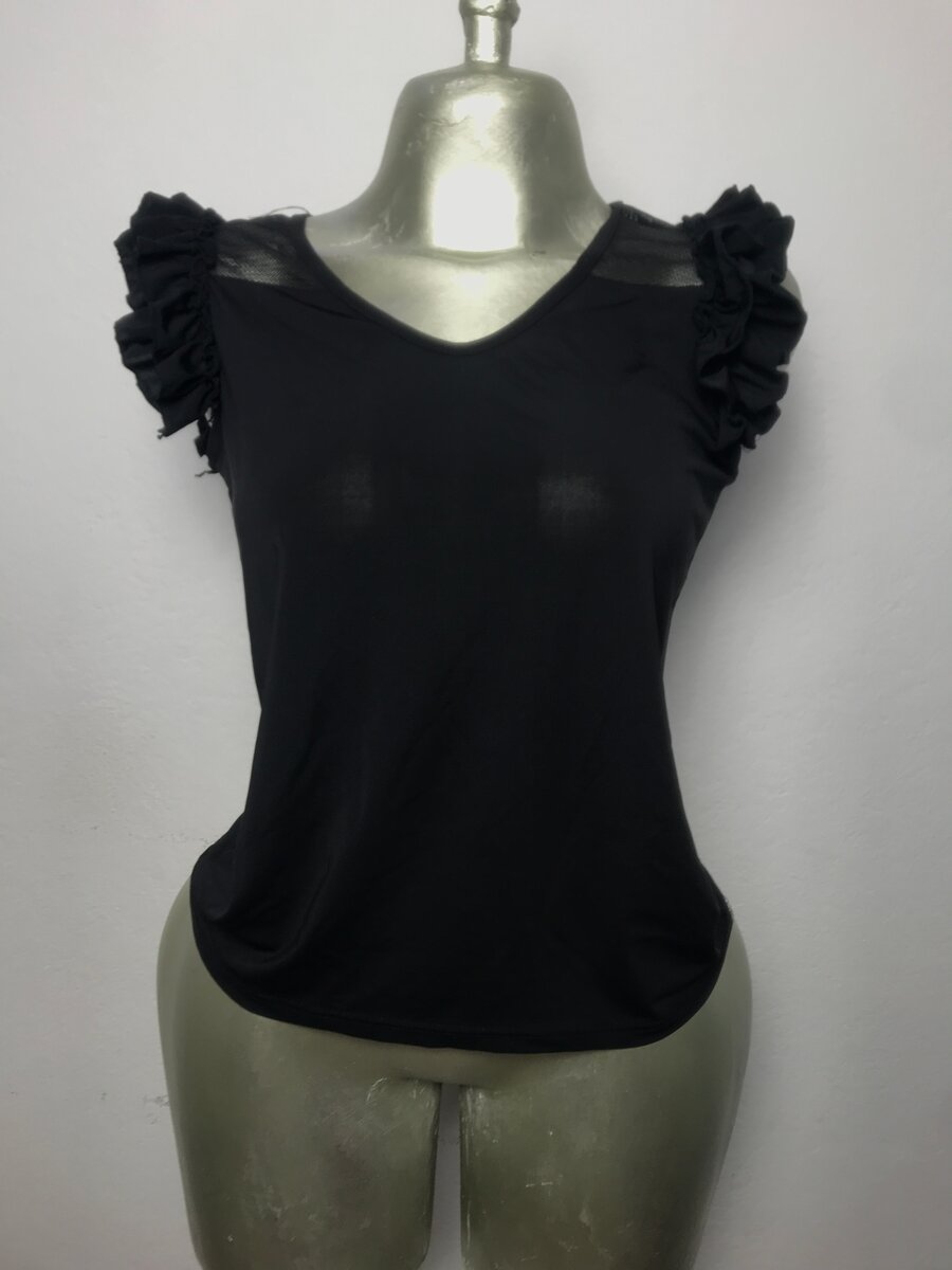 Blouse noire à manches volantées