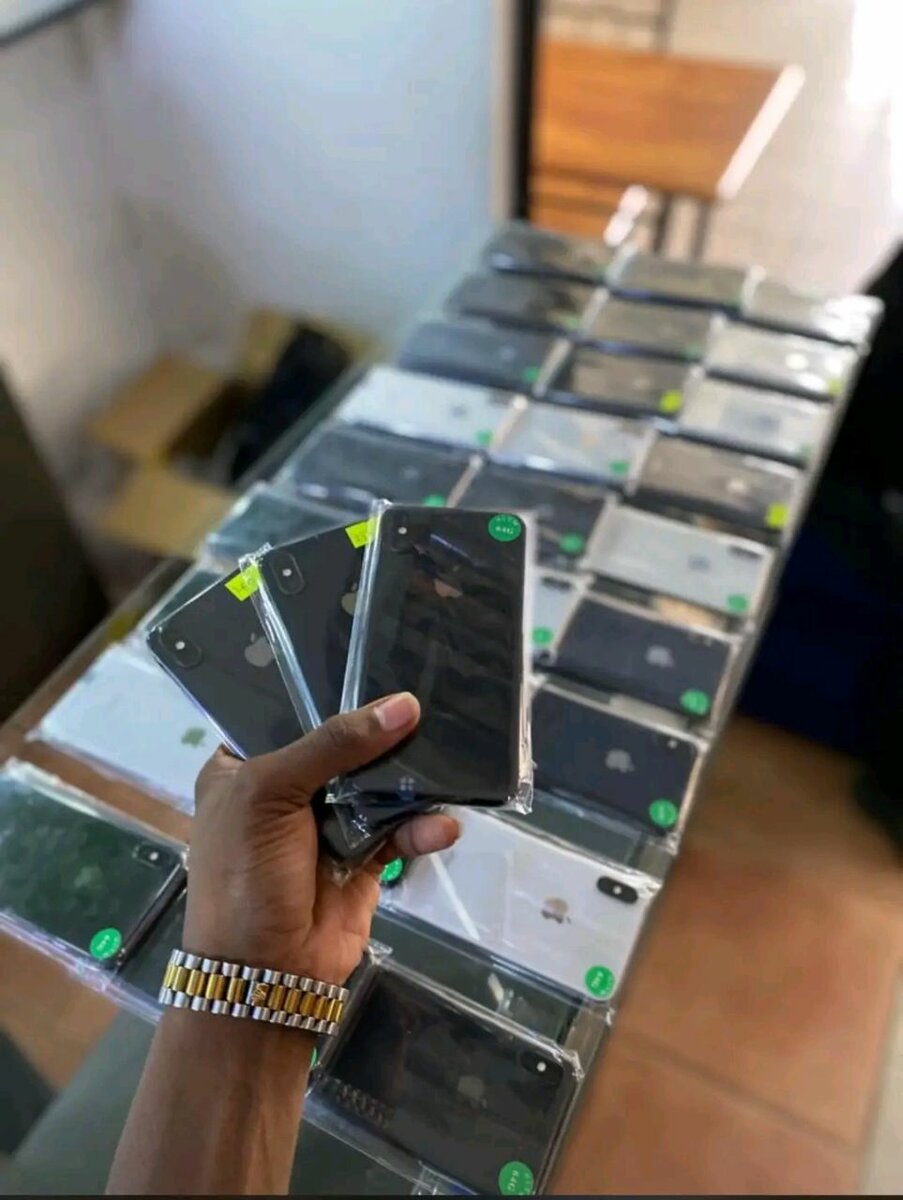 AN IPHONE X 64GB