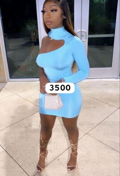 Robe dos nu élégante en satin