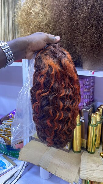 Perruque ondulée auburn