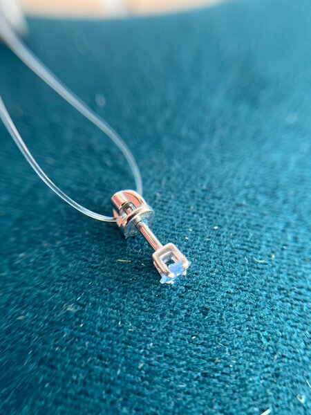 Bouche piercing bleu zircon