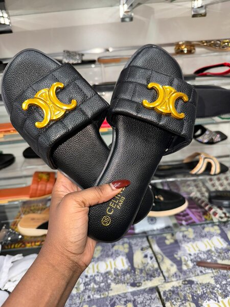 Sandales Noires avec Logo Doré