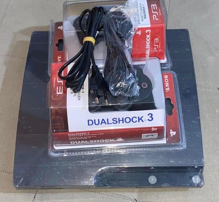 PS3 quasi +25 jeux installés et 2 manettes