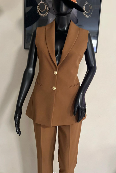 Costume femme marron sans manches