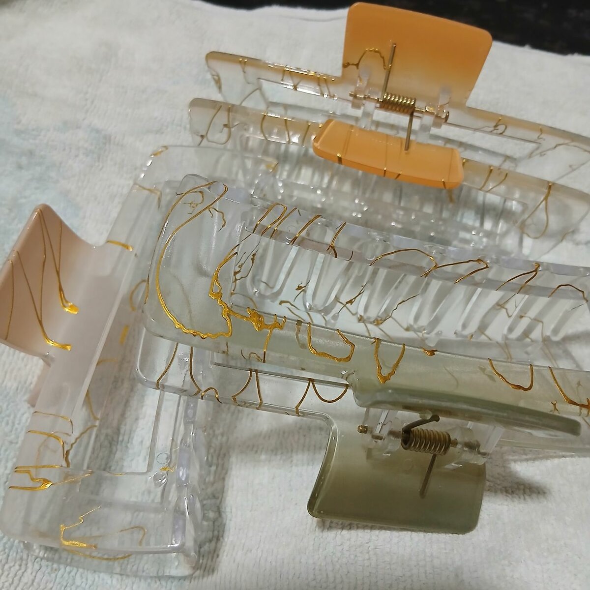 Grande pince à cheveux dorée