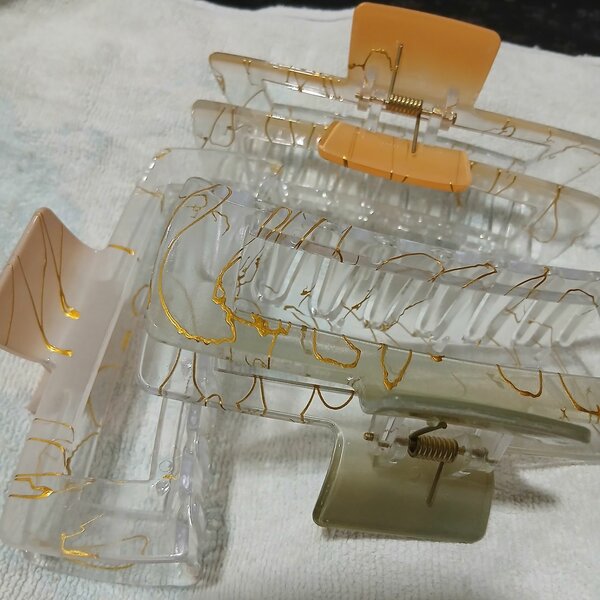 Grande pince à cheveux dorée