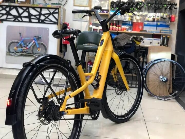 Vélo électrique moderne jaune
