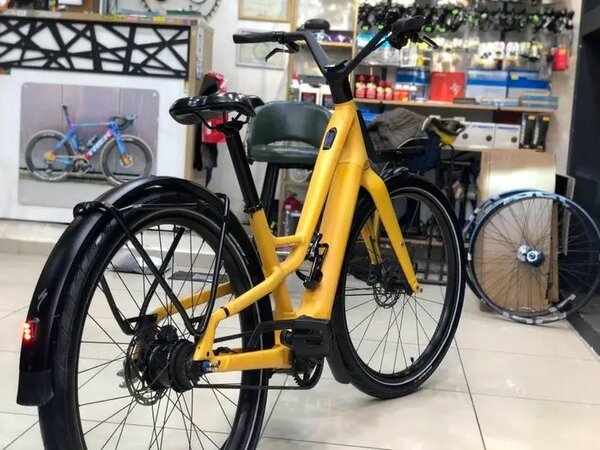 Vélo électrique moderne jaune