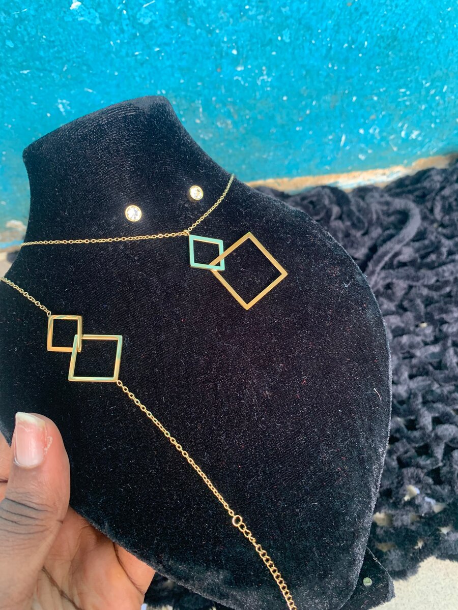 Collier et Boucles d'Oreilles Dorés