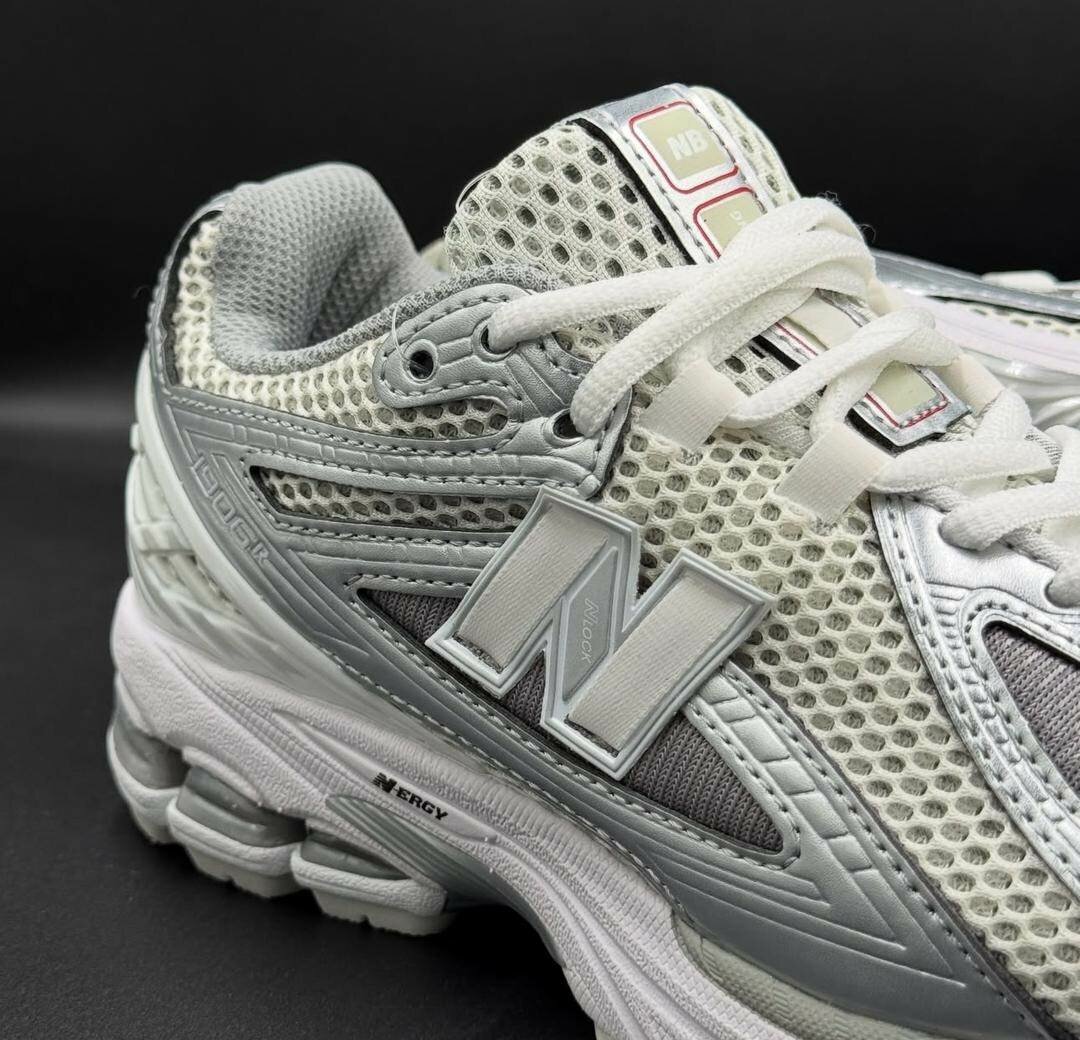 New balance argentées