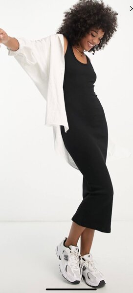 Robe noire sans manches élégante