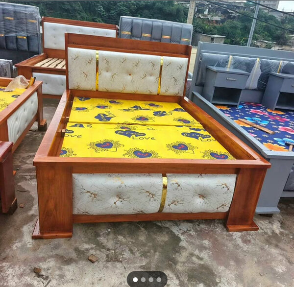 Lit double en bois luxueux