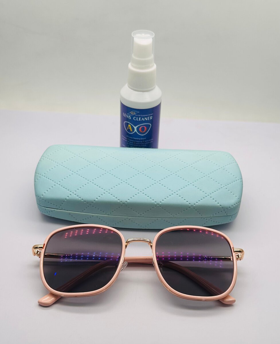 Lunettes de soleil avec étui et nettoyant